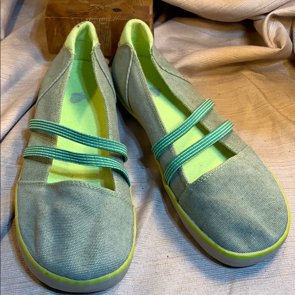 Acorn NWOT canvas flats never worn, great, stylish 2